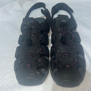 Khombu Ladies Size 9